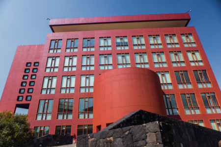 Panorámica de EGADE Ciudad de México. Edificio Rojo. Vista de frente